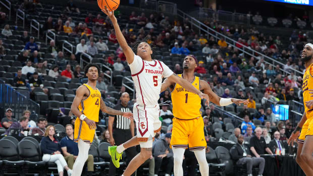  USC Trojans guard Boogie Ellis (5) shoots inside the defense of Arizona State Sun Devils guard Luther Muhammad